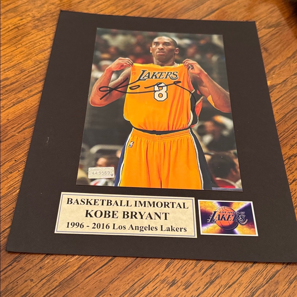 - Kobe Bryant Los Angeles Lakers signed photo